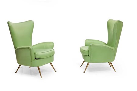 PRODUZIONE ITALIANA Coppia di poltrone in raso imbottito, supporti in ottone...
