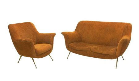 PRODUZIONE ITALIANA Divano e poltrona con struttura in tessuto imbottito,...