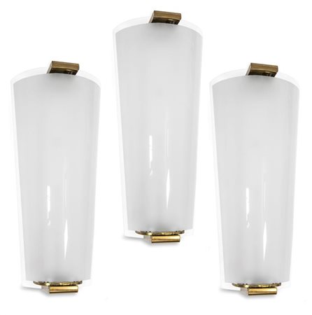 FONTANA ARTE Tre lampade da parete con struttura in ottone e vetro...