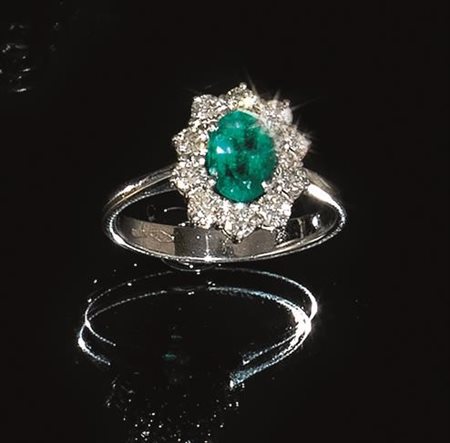 Anello in oro bianco, smeraldo e diamantimodellato a margherita con smeraldo...