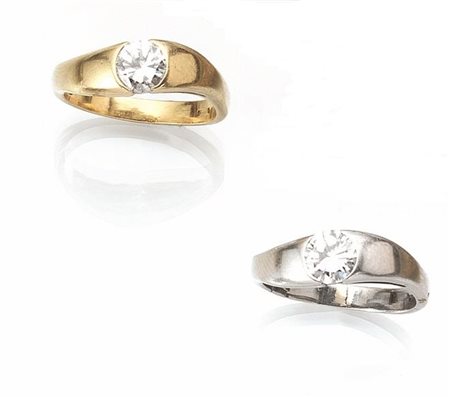Doppio anello in oro giallo, oro bianco e diamanti entrambi di forma ondulata...
