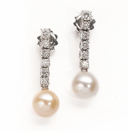 Paio di orecchini pendenti in oro bianco, diamanti e perleciascuno realizzato...