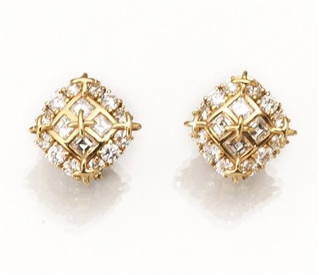 Paio di orecchini in oro giallo e diamanticiascuno a forma quadrata bombata...