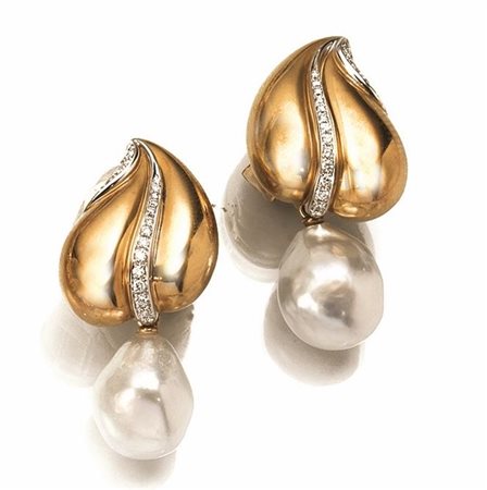 Paio di orecchini in oro giallo, perle e diamanticiascuno disegnato come una...