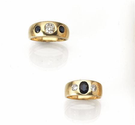 Coppia di anelli in oro giallo con zaffiri e diamanti ciascuno modellato a...