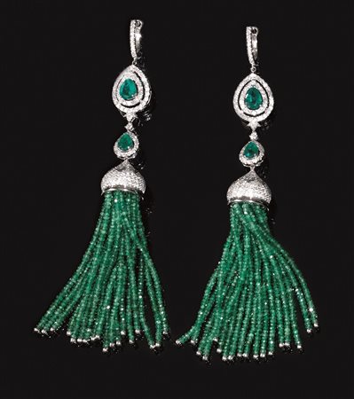 Paio di orecchini pendenti in oro bianco, smeraldi e diamanticiascuno...
