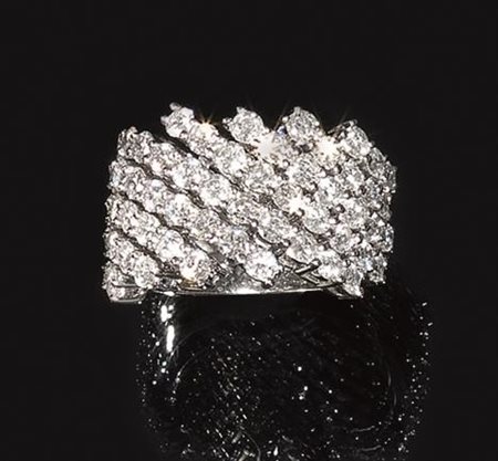 Anello in oro bianco e diamantela parte anteriore realizzata come una fascia...