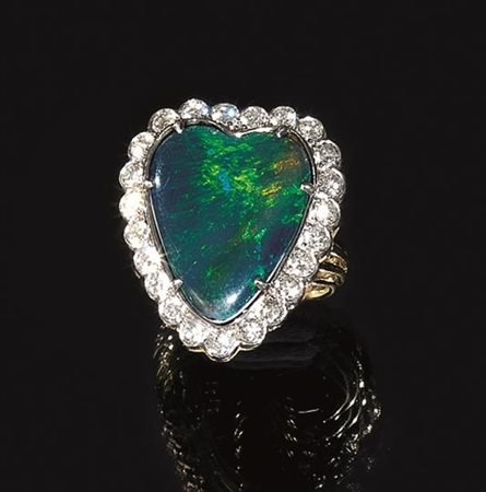 Anello in oro giallo, oro bianco, diamanti e doppietta di opaledisegnato come...