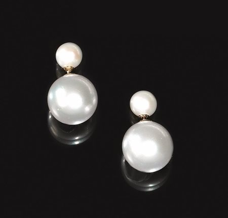 Paio di orecchini in oro giallo e perle australianeciascuno realizzato con...