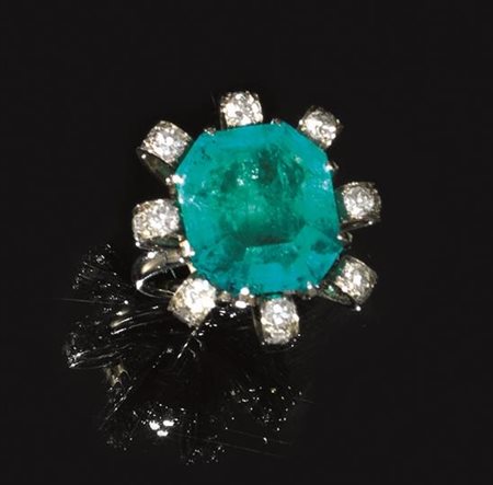 Anello in oro bianco, smeraldo e diamanticon smeraldo rettangolare entro...