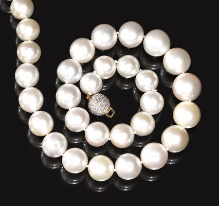 Collana in oro bianco, oro giallo, perle australiane e diamantirealizzata ad...