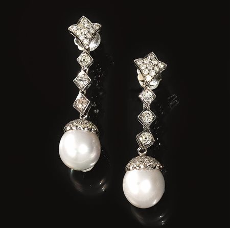 Paio di orecchini in oro bianco, perle e diamanticiascuno realizzato con...