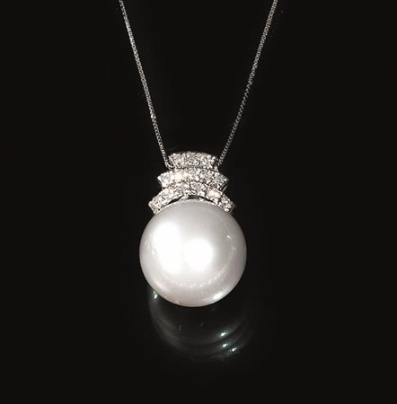 Pendente in oro bianco, perla e diamantirealizzato con una perla australiana...