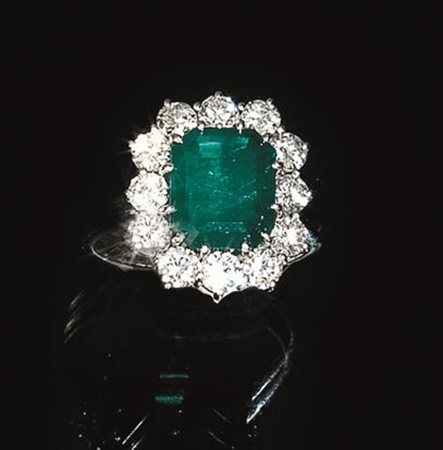 Anello in oro bianco, smeraldo e diamanti montato entro cornice di dodici...
