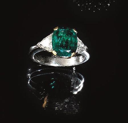 Anello in oro bianco, oro giallo, smeraldo e diamantial centro uno smeraldo...