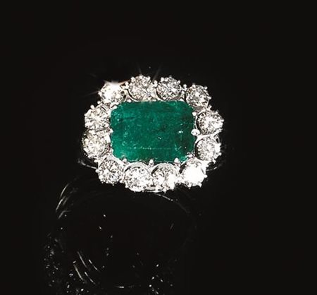 Anello in oro bianco, smeraldo e diamantial centro uno smeraldo rettangolare...