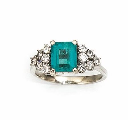 Anello in oro bianco, smeraldo e diamantial centro uno smeraldo rettangolare...