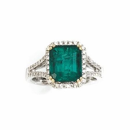 Anello in oro bianco, smeraldo e diamantiparte superiore a fascia traforata...