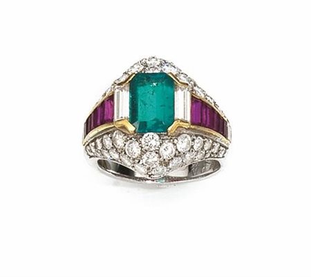 Anello in oro bianco, smeraldo, rubini e diamanti al centro uno smeraldo a...