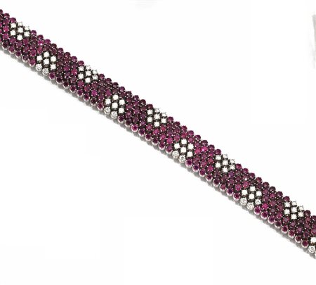 Bracciale in oro bianco, rubini e diamanti, entro astuccio...