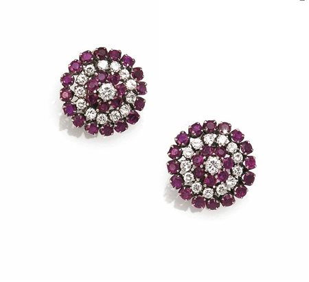 Paio di orecchini, Pederzani, in oro bianco, rubini e diamanticiascuno...