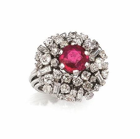 Anello in oro bianco, rubino e diamanticon rubino rotondo centrale entro...