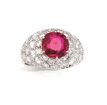 Anello in oro bianco, rubino e diamantimodellato a fascia con parte anteriore...