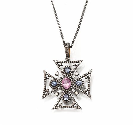 Pendente con catena in oro brunito, zirconi, spinello e diamanti il pendente...