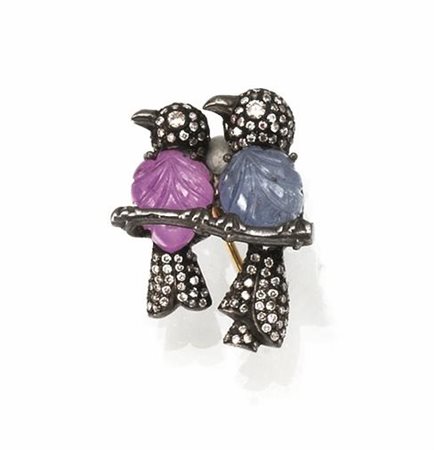 Spilla in oro brunito, diamanti, rubino e zaffiromodellata come una coppia di...