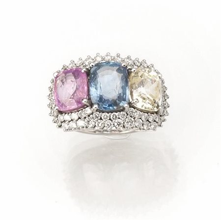 Anello in oro bianco, zaffiro giallo, rosa, blu e diamanti, corredato di...