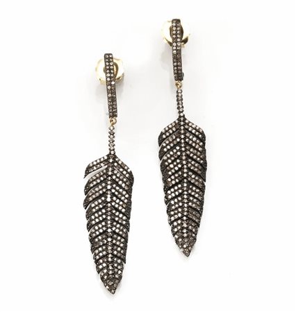 Paio di orecchini pendenti in argento brunito, oro 14 kt e diamanti ciascuno...