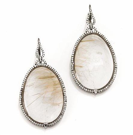 Paio di orecchini pendenti in oro brunito, quarzo rutilato e diamanticiascuno...