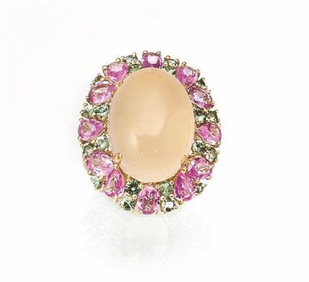 Anello in oro giallo, quarzo, zaffiri e granatial centro un quarzo rosa ovale...