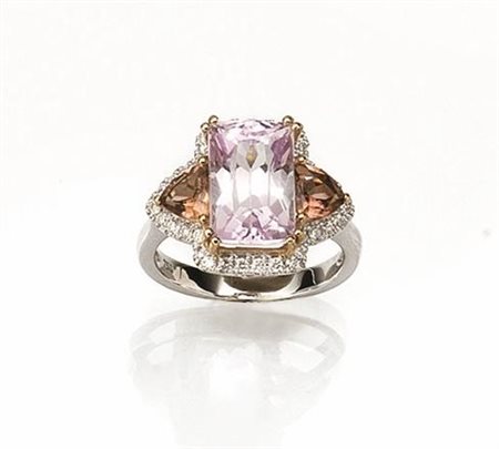 Anello in oro bianco, oro rosa, kunzite, tormaline e diamanti al centro una...