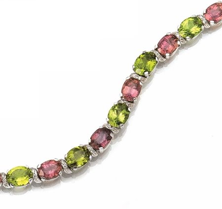 Bracciale in oro bianco, tormaline, peridoti e diamantirealizzato ad una fila...