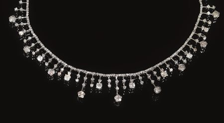 Collana in oro bianco 9 kt e diamantila parte anteriore disegnata come una...