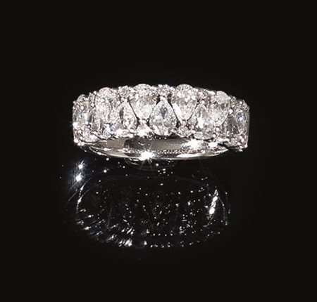 Anello in oro bianco e diamantila parte anteriore decorata da una linea di...