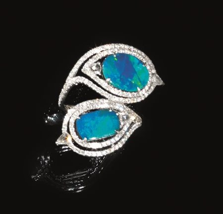Anello in oro bianco, doppiette di opali e diamanti montatura contrarie'...