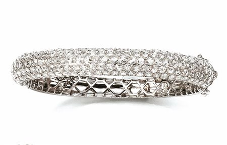 Bracciale in oro bianco e diamanti realizzato a cerchio rigido bombato, la...