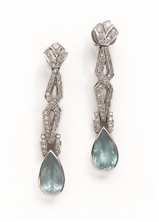 Paio di orecchini pendenti in oro bianco, diamanti e acquamarina ciascuno...