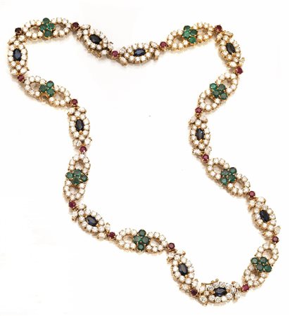 Collana in oro giallo, rubini, zaffiri, smeraldi e diamanti realizzata ad una...