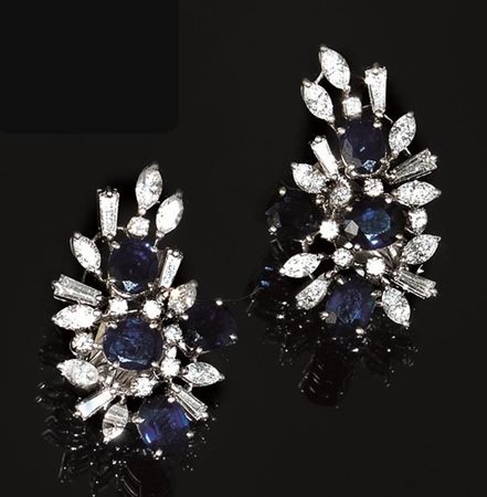 Paio di orecchini in oro bianco, zaffiri e diamanti disegnati come un tralcio...