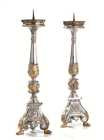 COPPIA DI PORTACERI, FINE SEC.XIXin metallo argentato e dorato, base tripode...