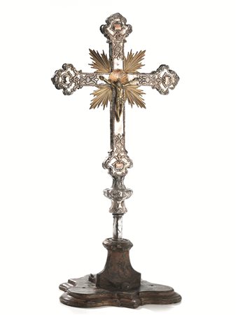 CROCEFISSO, SEC. XVIIIin rame argentato e dorato, croce decorata da volute,...