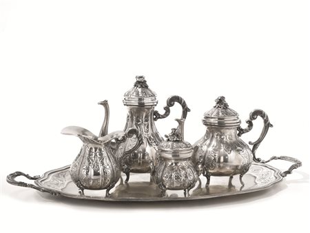 SERVITO DA TÈ E CAFFÈ, SEC. XXin argento sbalzato a costolonature ed inciso a...