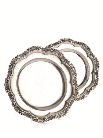 COPPIA DI PIATTI, PARIGI, FINE SEC. XIX, FACITORE VEYRATin argento con bordo...