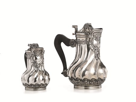 CAFFETTIERA E LATTIERA, PARIGI 1732-1738, FACITORE JAQUES ROETTIERSin argento...