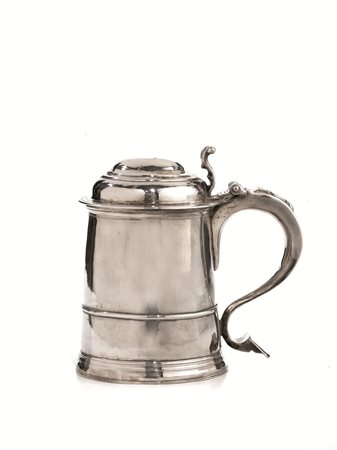 TANKARD, NEW CASTLE, SEC. XVIIIin argento di forma cilindrica, coperchio a...