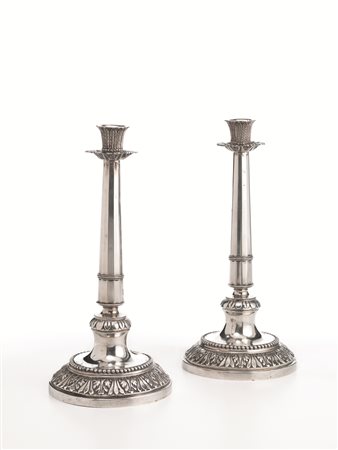 COPPIA DI CANDELIERI, SEC. XIXin argento, fusto a colonna sfaccettata su base...