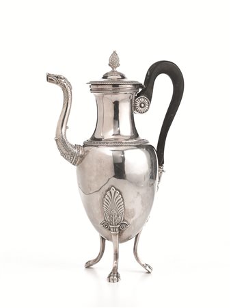 CAFFETTIERA, PARIGI, PRIMA METÀ SEC. XIXin argento, corpo ovoidale su tre...